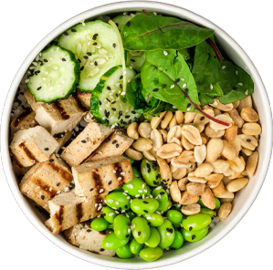 Bowl mit Erdnüssen, Tofu, grünem Gemüse und Blattspinat